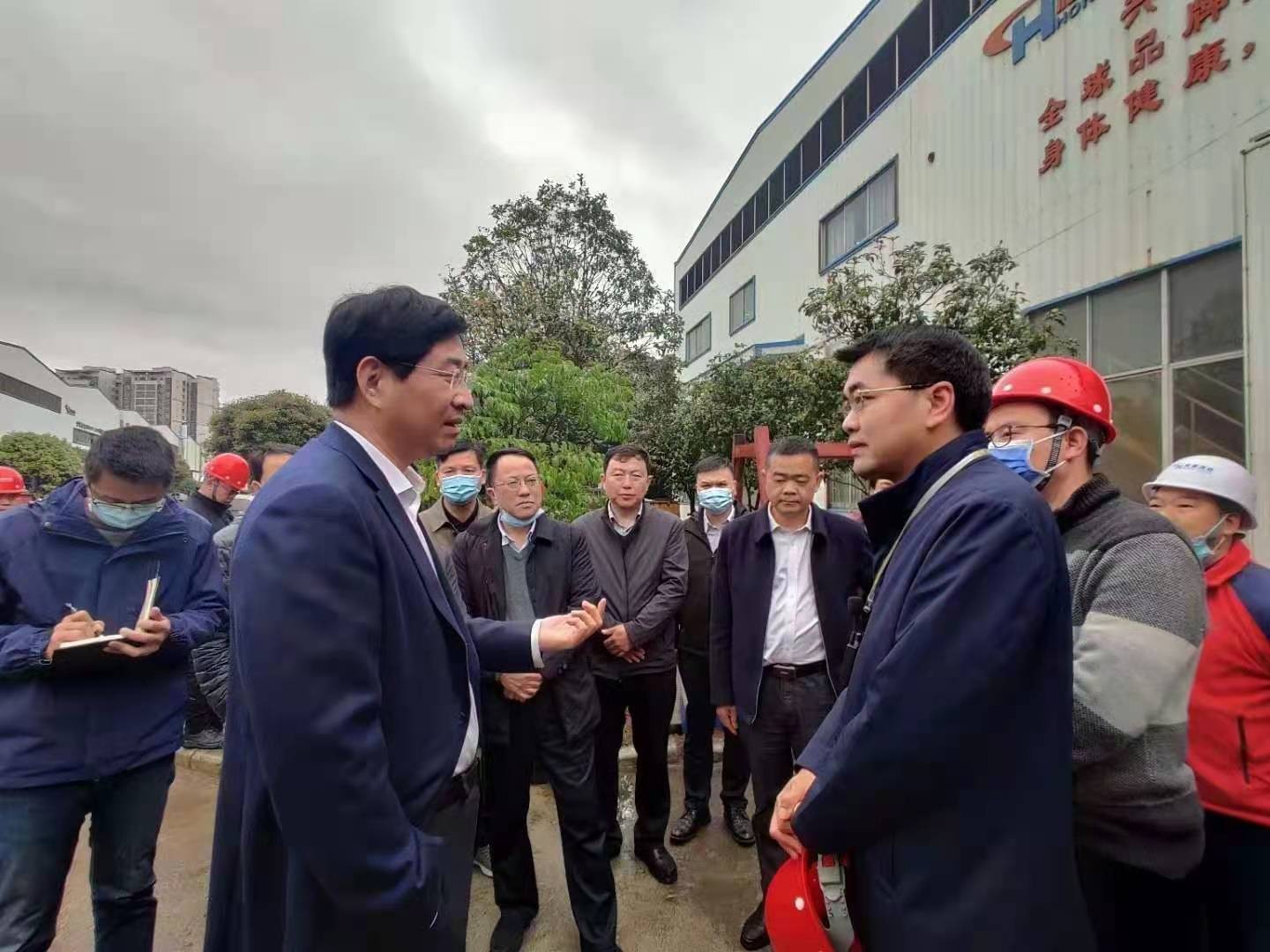 桂林市委書記周家斌書記，鐘洪常務副市長等市委市政府，區委區政府領導一行開年第一站來到廣西桂林鴻程機械廠指導慰問